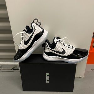 Nike lebron witness 3 PRM size 8.5 men color white and black